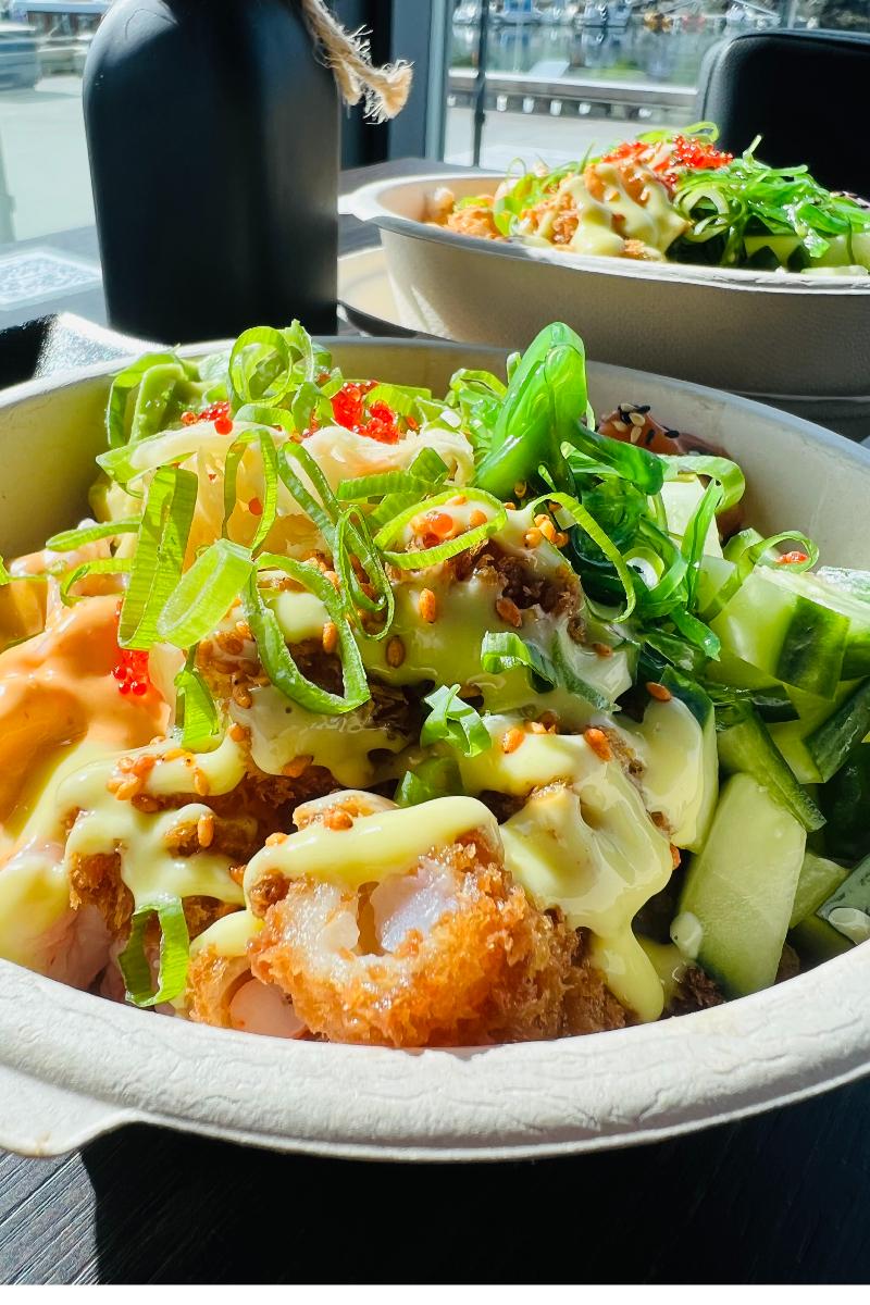 Poke med laks, reker og tempura | Willys Gourmet Ulsteinvik